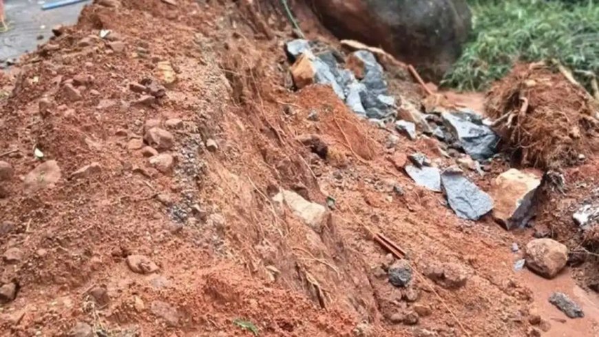 കമ്പകക്കാനത്ത് ഉണ്ടായ മണ്ണിടിച്ചിലിനെ തുടർന്ന് റോഡ് ഗതാഗതം ഭാഗികമായി തടസപ്പെട്ടതോടെ പ്രദേശവാസികൾ കടുത്ത യാത്രാദുരിതം നേരിടുന്നു