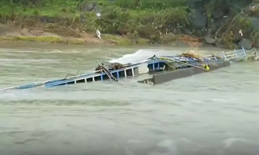 പ്രളയക്കെടുതി: ഇളപ്പുങ്കൽ–കാരക്കാട് നടപ്പാലം വീണ്ടും തകർന്നു
