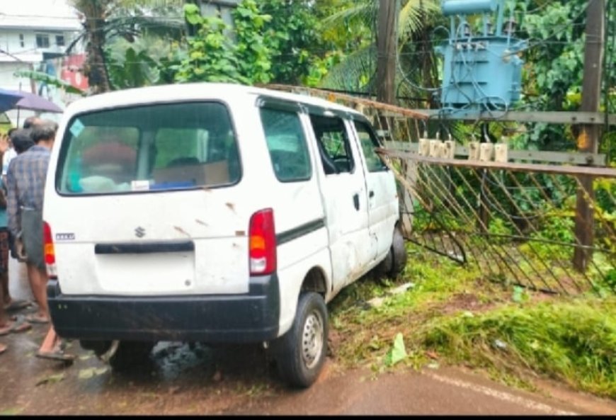 നിയന്ത്രണം വിട്ട് റോഡിൽ നിന്നും തെന്നി മാറിയ വാൻ ട്രാൻസ്ഫോർമറിന്റെ സുരക്ഷാവേലിയിൽ ഇടിച്ചുനിന്നു. ഒഴിവായത് വൻ അപകടം
