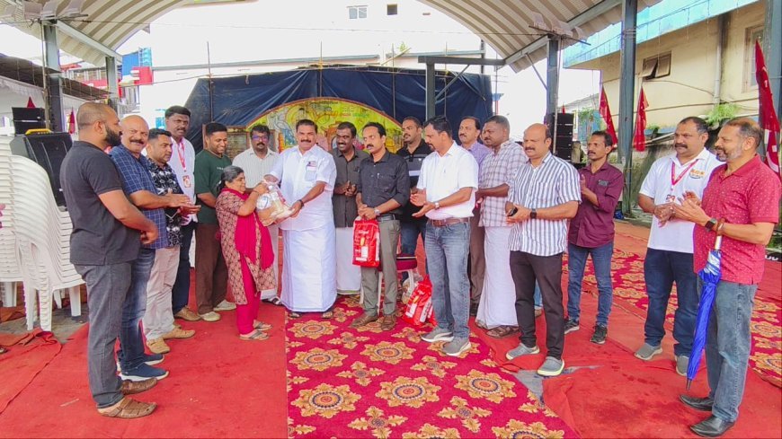 കിടപ്പുരോഗികൾക്ക് ഓണക്കിറ്റുകൾ വിതരണം ചെയ്ത് മലയാളി ചിരി ക്ലബ്.