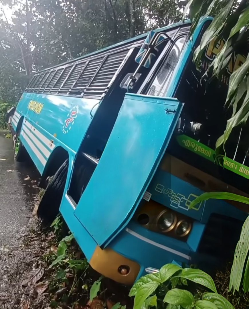 കൂട്ടിക്കൽ വെട്ടിക്കാനത്തിന് സമീപം സ്വകാര്യ ബസ് നിയന്ത്രണം വിട്ട് മരത്തിലിടിച്ചു; ഒഴിവായത് വൻ  ദുരന്തം