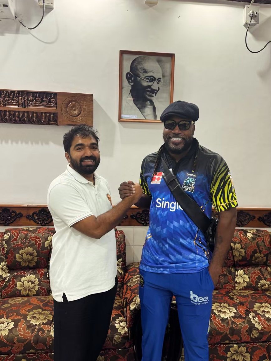പുതുപ്പള്ളിയിലെത്തി ക്രിസ് ഗെയ്ല്‍; ഉമ്മൻ ചാണ്ടിയുടെ കല്ലറയിൽ പുഷ്പാർച്ചന നടത്തി