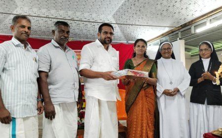 സ്കൂൾ അമ്മയ്ക്കൊരു ഓണപ്പുടവ: സ്നേഹത്തിന്റെ ഓണക്കോടിയണിയിച്ച് ന്യൂമാൻ എൽ.പി. സ്കൂൾ