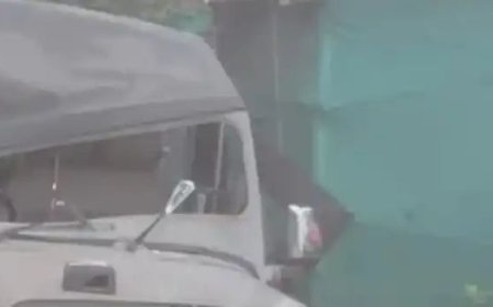 കാന്തല്ലൂരിൽ കാട്ടാനക്കൂട്ടത്തിന്റെ പരാക്രമം; റോഡരികിൽ നിർത്തിയിട്ടിരുന്ന രണ്ട് ജീപ്പുകൾ തകർത്തു