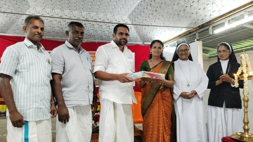 സ്കൂൾ അമ്മയ്ക്കൊരു ഓണപ്പുടവ: സ്നേഹത്തിന്റെ ഓണക്കോടിയണിയിച്ച് ന്യൂമാൻ എൽ.പി. സ്കൂൾ