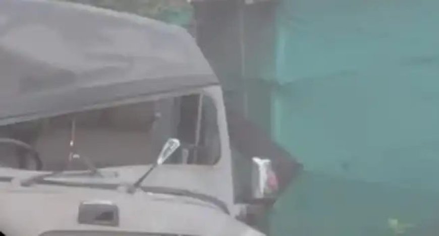 കാന്തല്ലൂരിൽ കാട്ടാനക്കൂട്ടത്തിന്റെ പരാക്രമം; റോഡരികിൽ നിർത്തിയിട്ടിരുന്ന രണ്ട് ജീപ്പുകൾ തകർത്തു