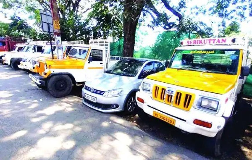 ഇടുക്കിക്കവല പിക്‌അപ്പ് സ്റ്റാൻഡിൽ ദിവസങ്ങളായി കാർ; മറ്റ് വാഹനങ്ങൾക്ക് ബുദ്ധിമുട്ടെന്ന് പരാതി