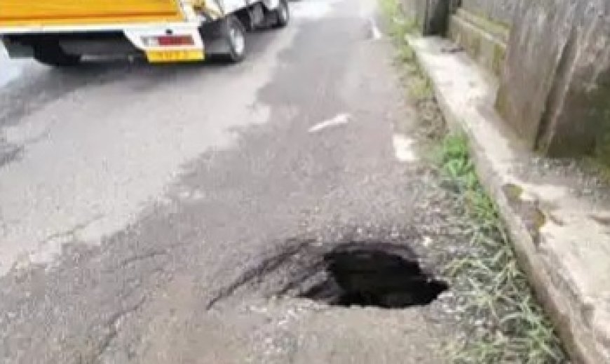 നേര്യമംഗലം പാലത്തിന് സമീപം അപകട ഭീഷണിയായി റോഡിൽ വൻ ഗർത്തം