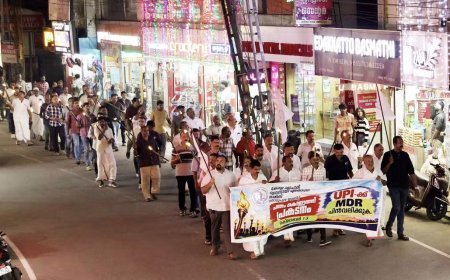 ബാങ്ക് ചാർജുകൾക്കെതിരെ തൊടുപുഴയിൽ വ്യാപാരികളുടെ പന്തംകൊളുത്തി പ്രകടനം