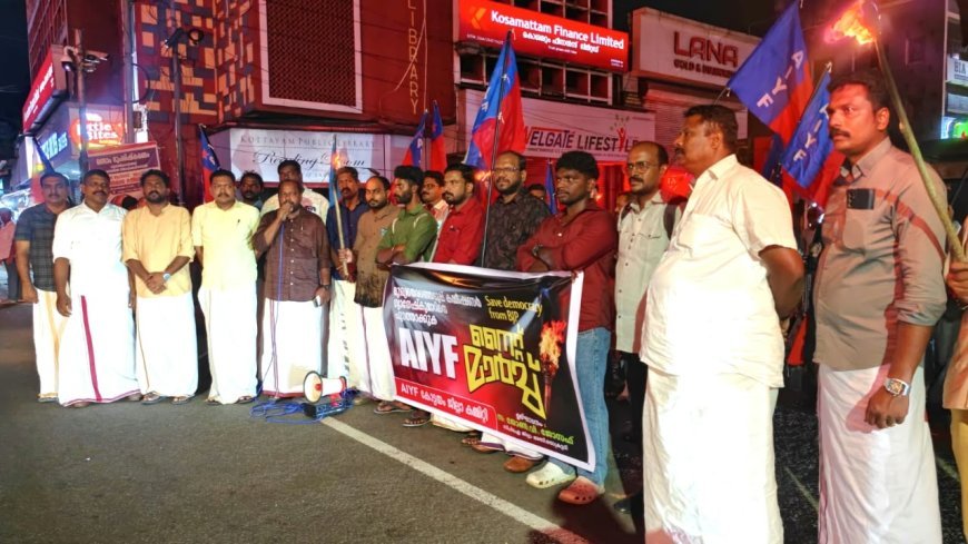 ഗ്യാനേഷ് കുമാറിനെ പുറത്താക്കണമെന്ന് ആവശ്യപ്പെട്ട് എഐവൈഎഫ് നൈറ്റ് മാർച്ച്