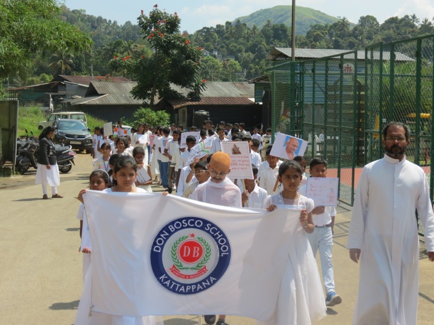 ലോക സമാധാനത്തിനായി കുരുന്നുകളുടെ മൗനജാഥ..