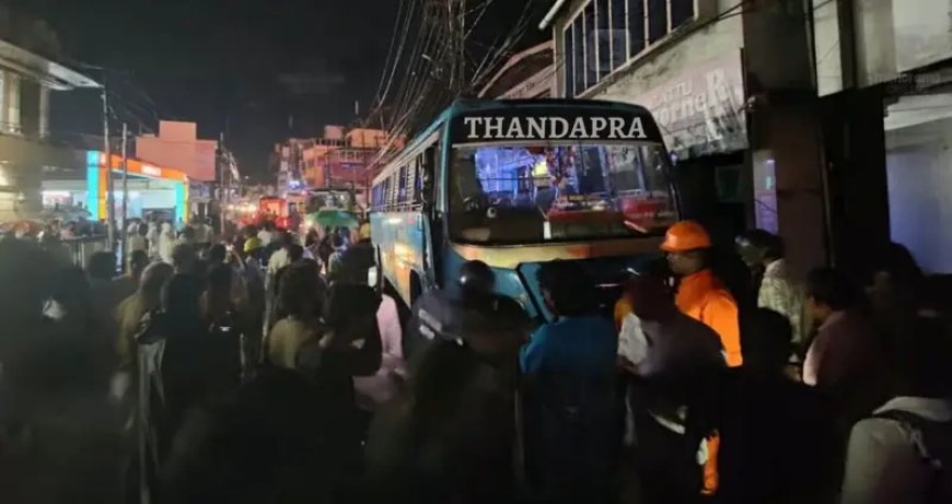 കോട്ടയത്ത് സ്വകാര്യ ബസ് ഫുട്പാത്തിലേക്ക് പാഞ്ഞുകയറി; ആറുപേർക്ക് പരിക്ക്, രണ്ടുപേരുടെ നില ഗുരുതരം