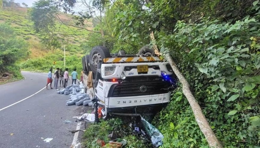വണ്ടിപ്പെരിയാറിൽ ലോറി നിയന്ത്രണം വിട്ട് തലകീഴായി മറിഞ്ഞു