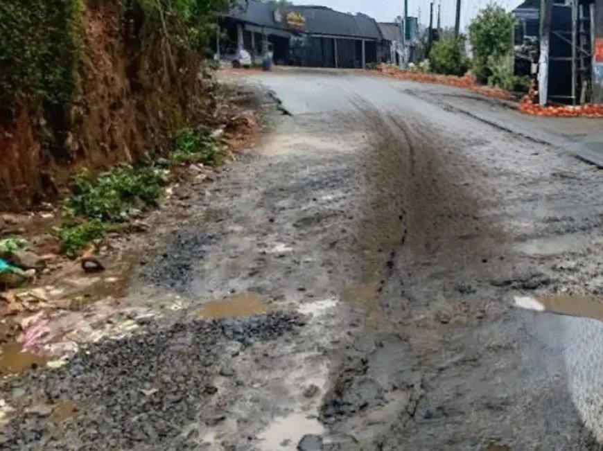 വാഗമണ്ണിൽ തകർന്ന റോഡുകൾ യാത്രാദുരിതം രൂക്ഷമാക്കുന്നു; നിർമ്മാണം പാതിവഴിയിൽ